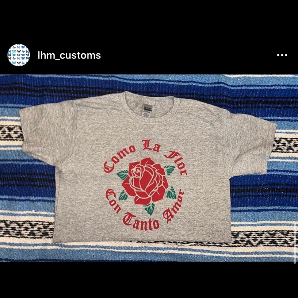 Como la flor t shirt